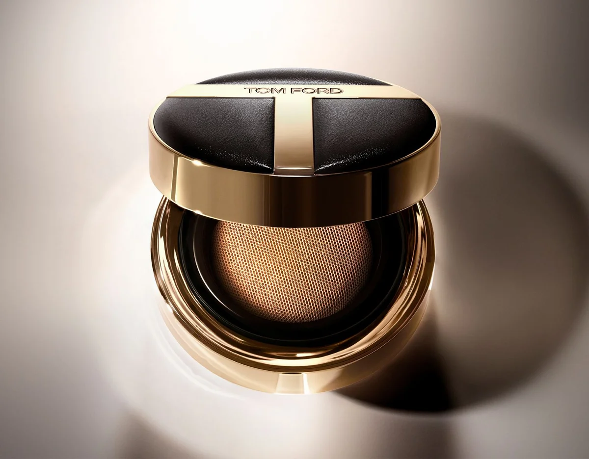 トム フォード ビューティ アーキテクチャー ラディアンス ハイドレーティング クッション ファンデーション SPF 50・PA+++ 全8色 各￥10,670／リフィル ￥6,930〈2026年