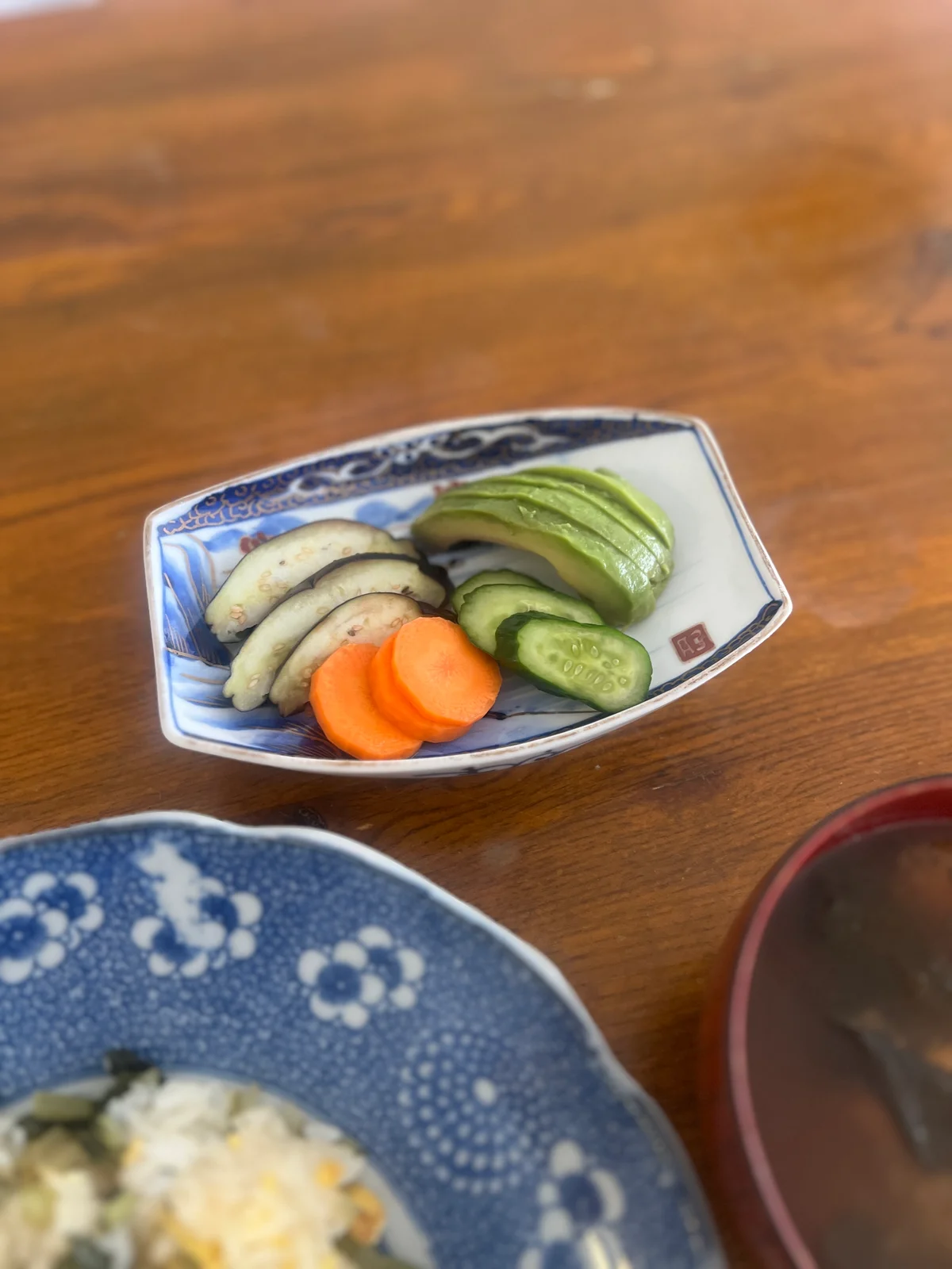 無印良品の発酵ぬかどこで作った、ナスとニンジンとキュウリとアボカドのぬか漬け
