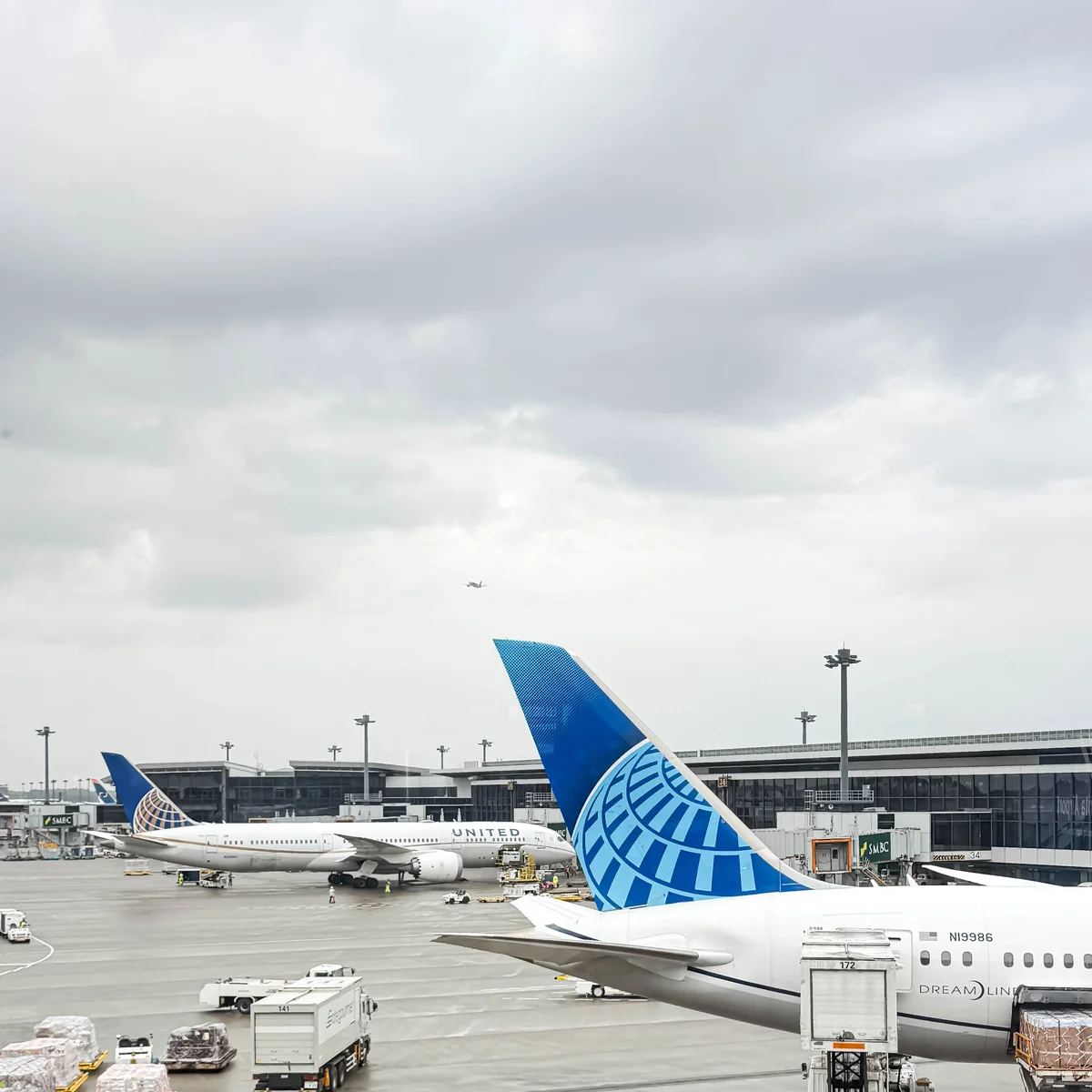 成田空港第１ターミナル搭乗ゲートから見えるユナイテッド機