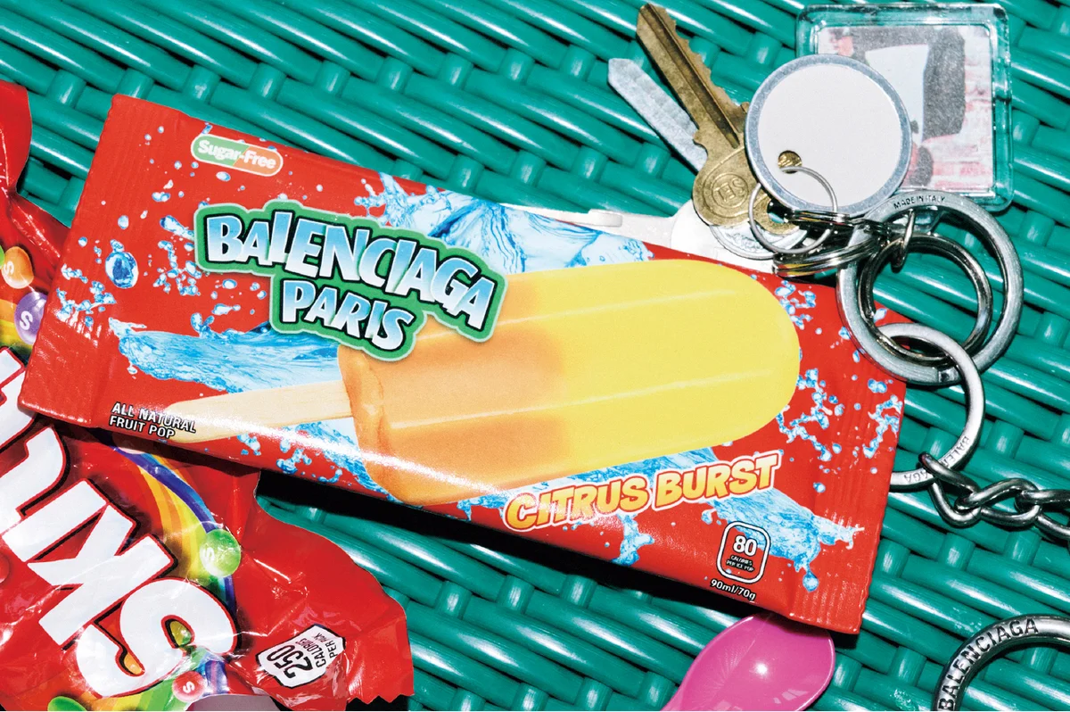 バレンシアガのキーリングつきポーチ