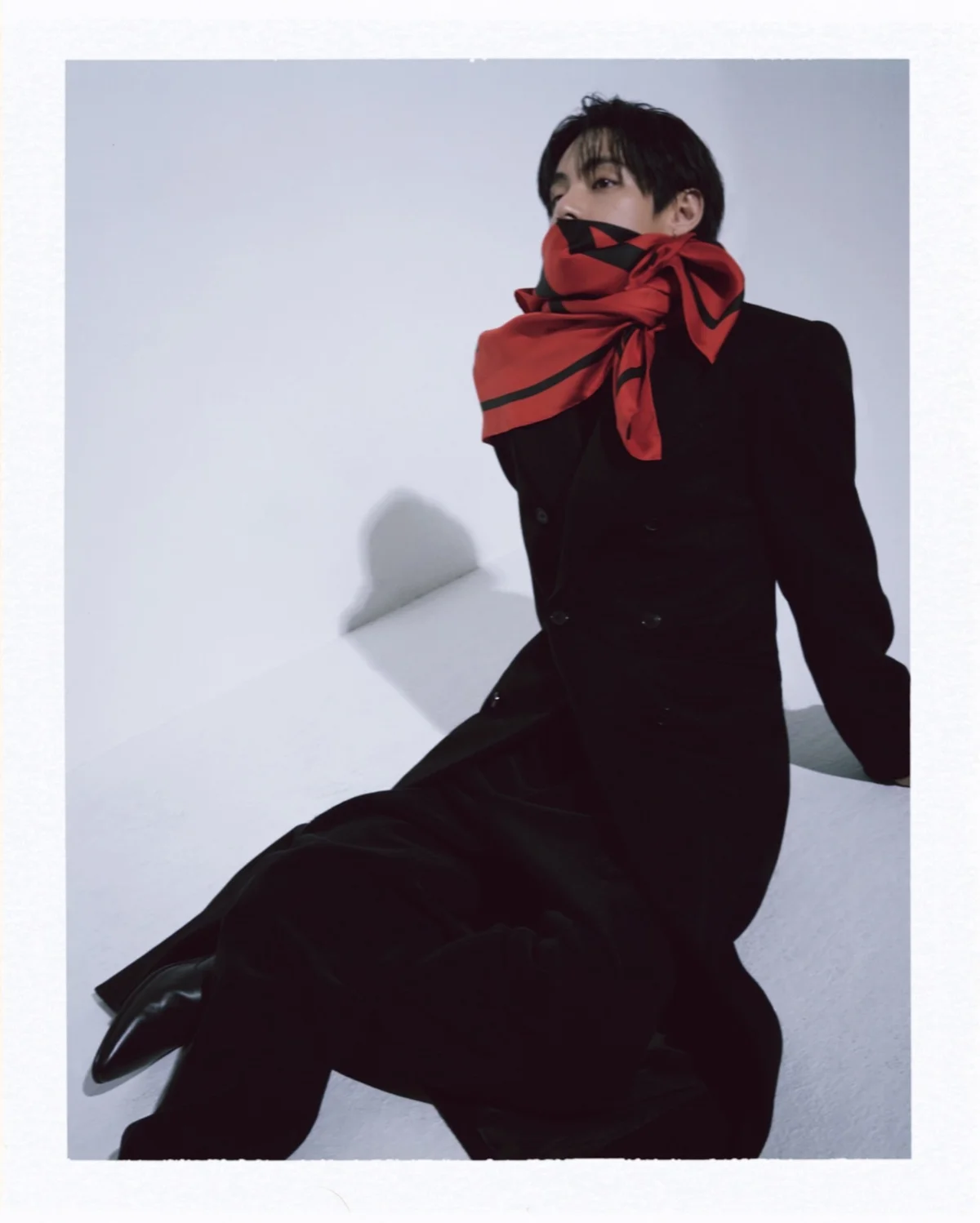 CELINE 26-27年秋冬コレクションのプレシューティングに参加したBTSのV