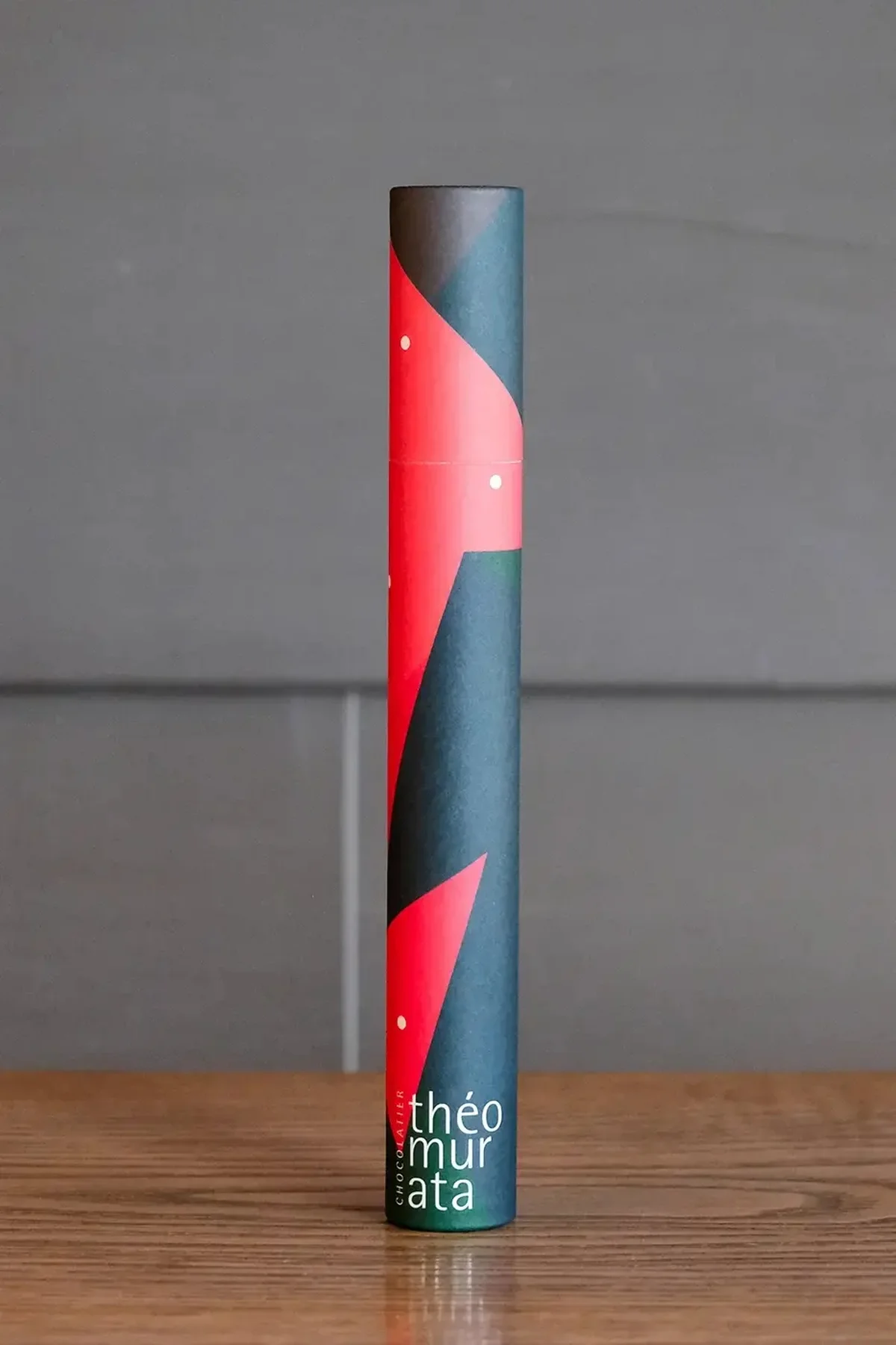 いちごショコラを包む筒状のパッケージは、パリと東京を拠点に活動するグラフィックアーティストのカンタ・デロシュ氏が監修