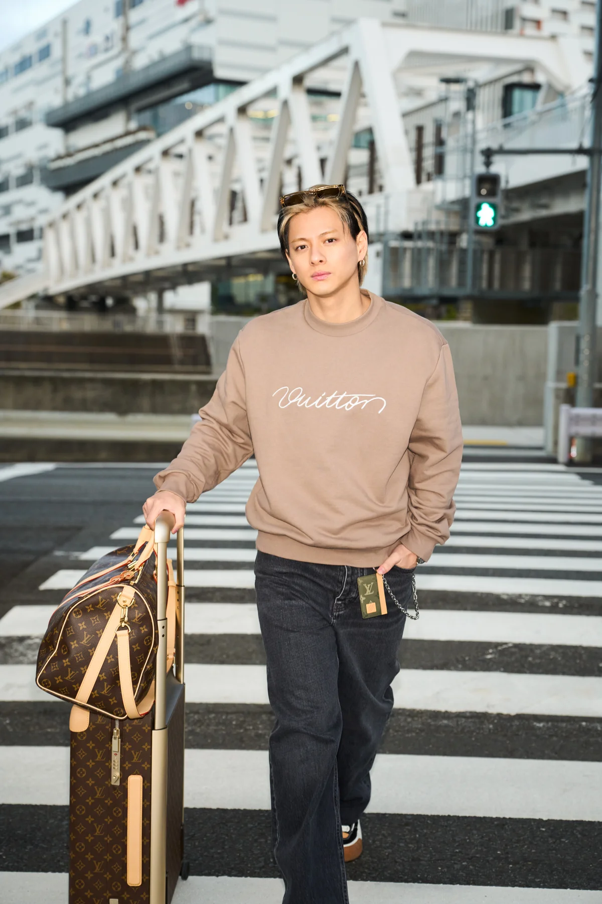 最新のルイ・ヴィトンをまとった平野紫耀のエアポートルック