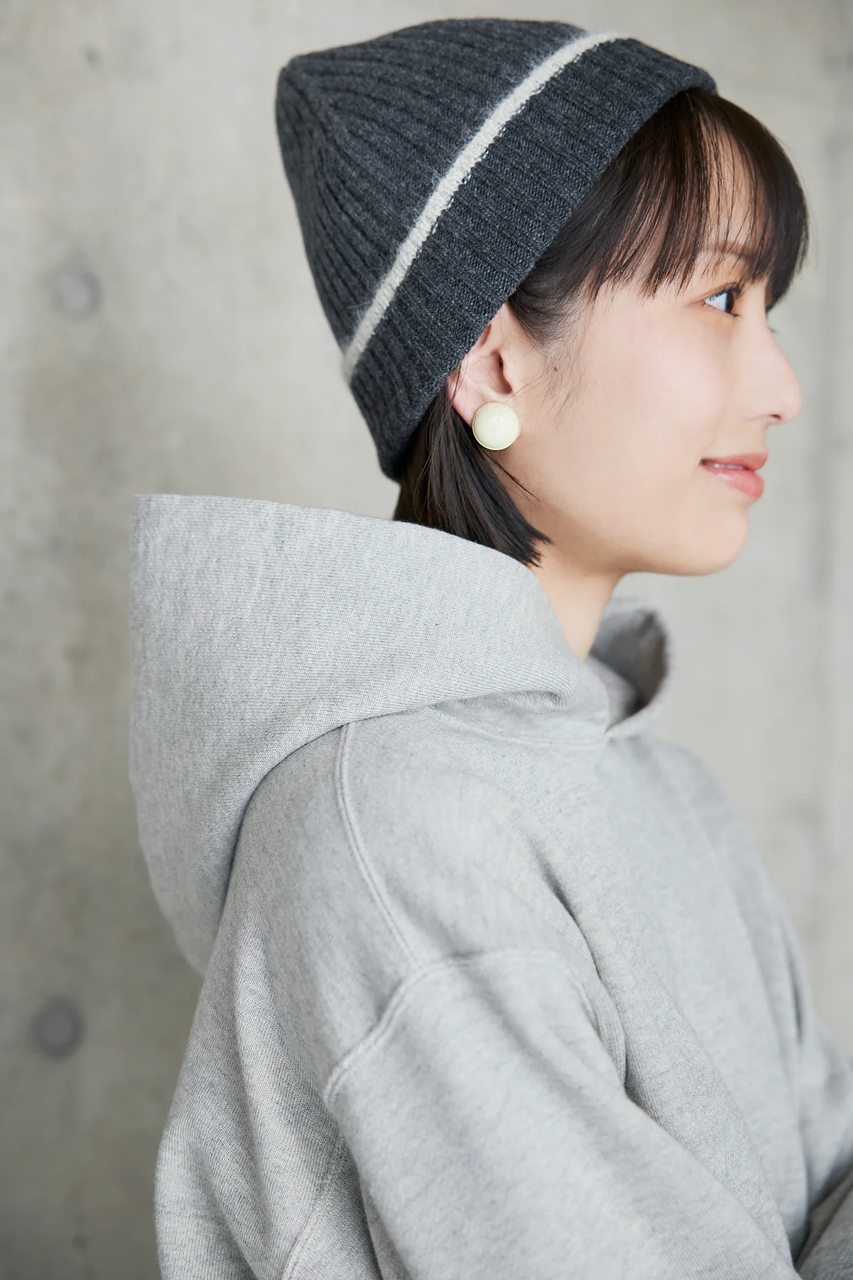 小顔に見えるパーカ Greyを着用した長谷川あかりさんのセルフスタイリング、サイドから見たところ