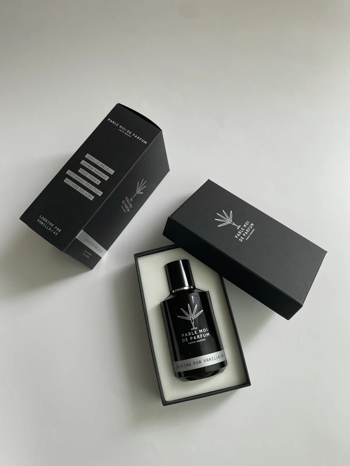 ルッキングフォー バニラ オードパルファムの外箱と、中に入っているボックス