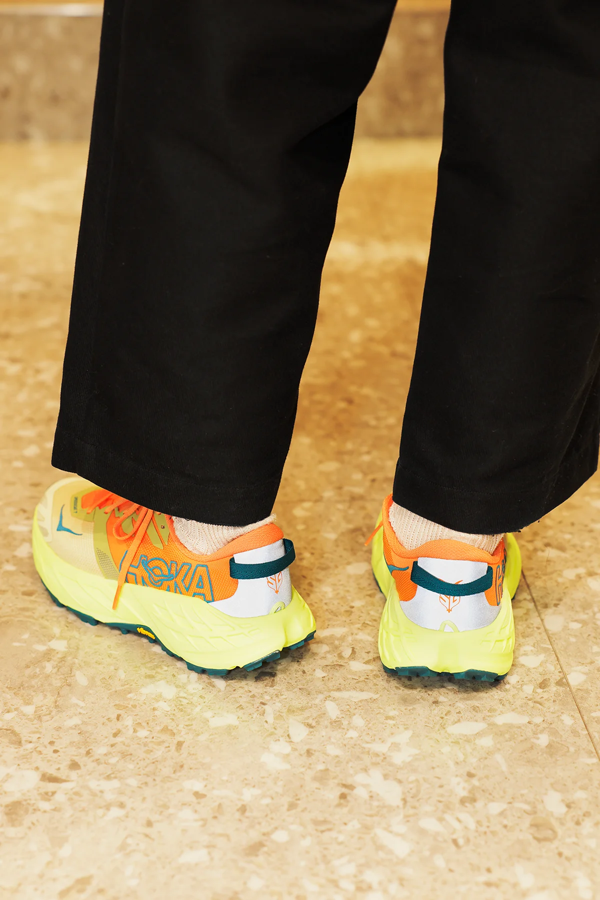 ホカのSPEEDGOAT 7スニーカーを後ろから見たところ