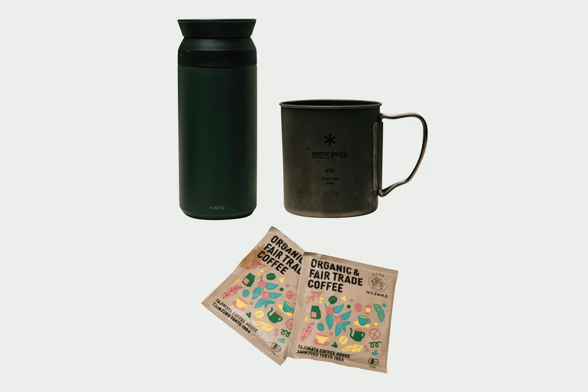 Snow PeakのチタンマグカップKINTOのトラベルタンブラー