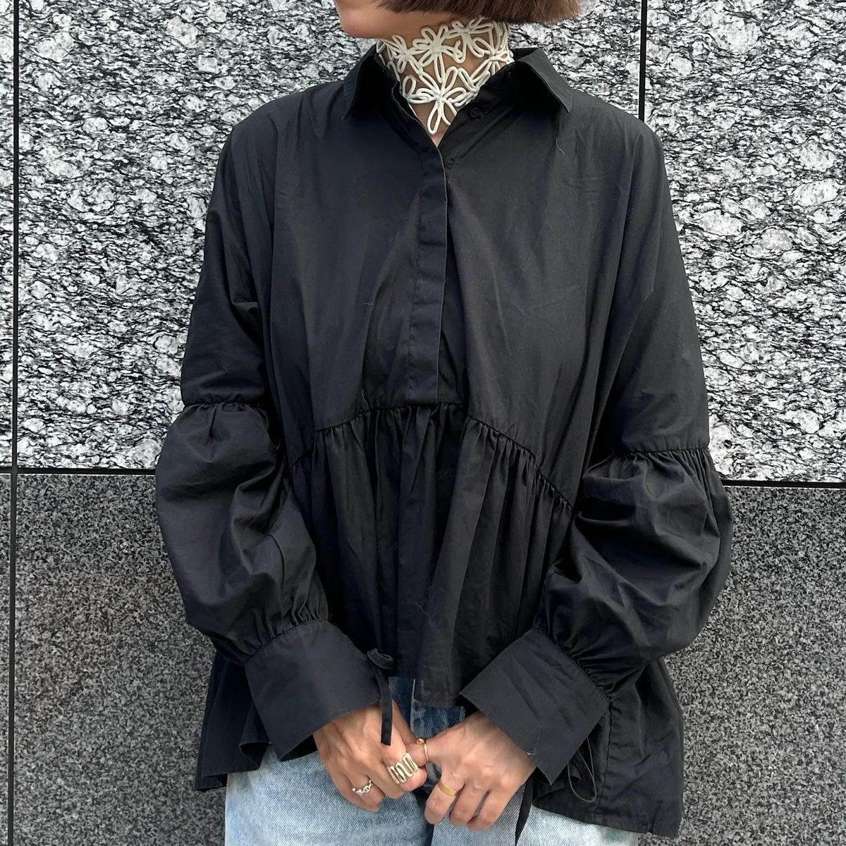 KASIA KUCHARSKAのネックピースを着用したところ　正面