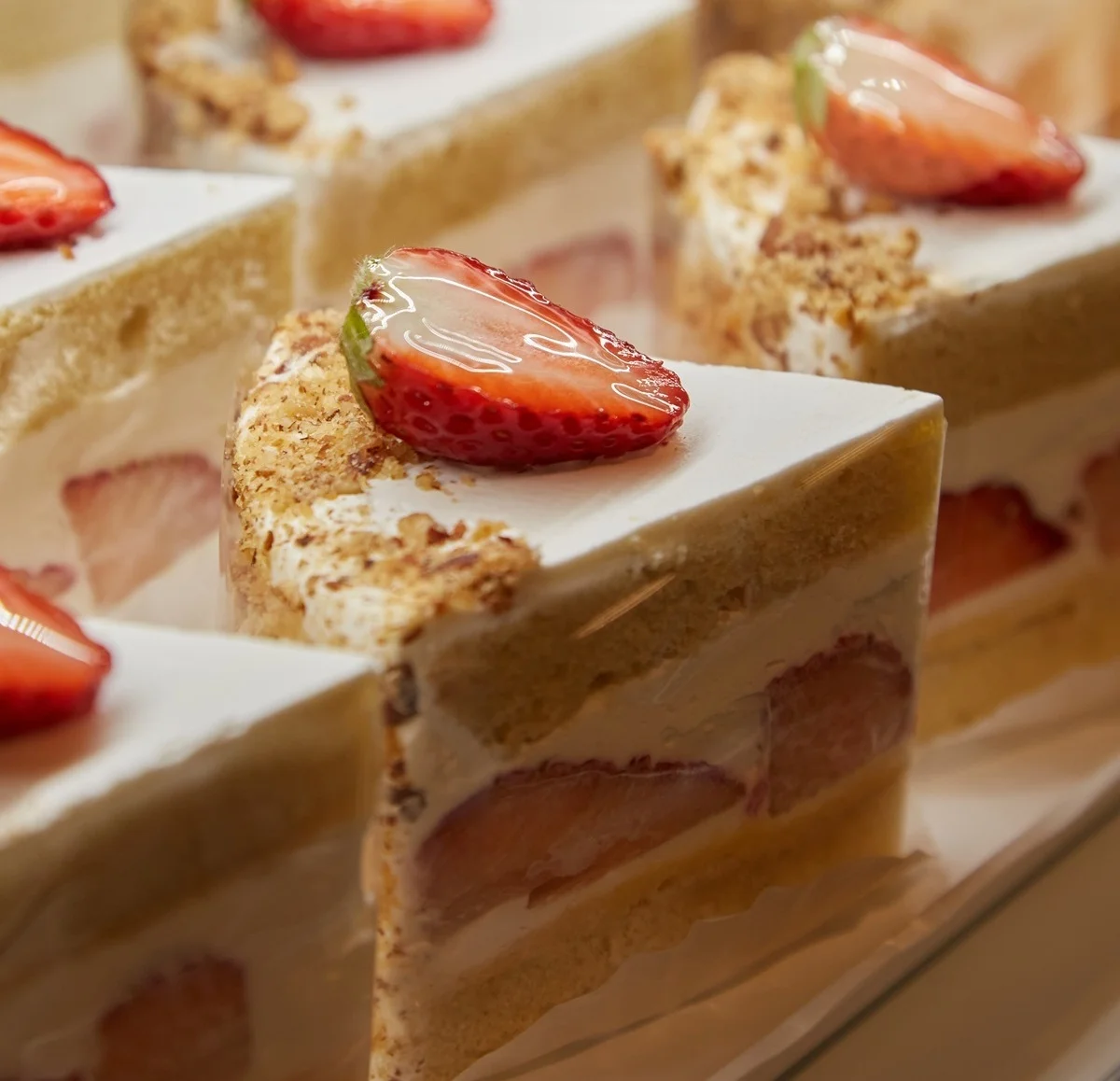 宮城県山元町産の「ミガキイチゴ」をふんだんにつかった「いちごフェア」が2025年11月22日(土)~開催中。特におすすめは「完熟いちごのショートケーキ」(テイクアウト¥640)