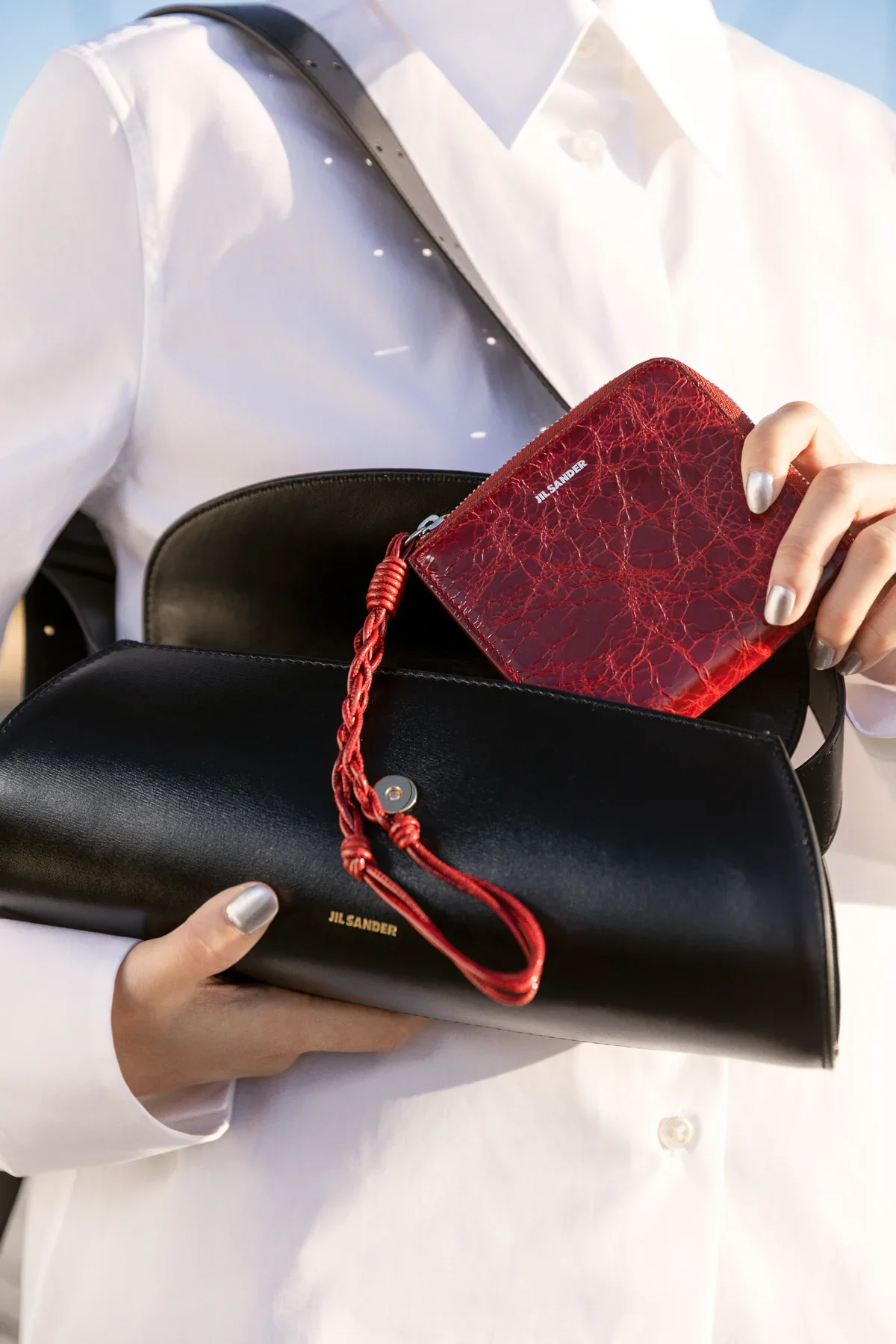 SPURSHOPでしか手に入らないジルサンダー別注の財布が登場。人気占い師水晶玉子さんのアドバイスにより、ダークチェリー色をオーダー