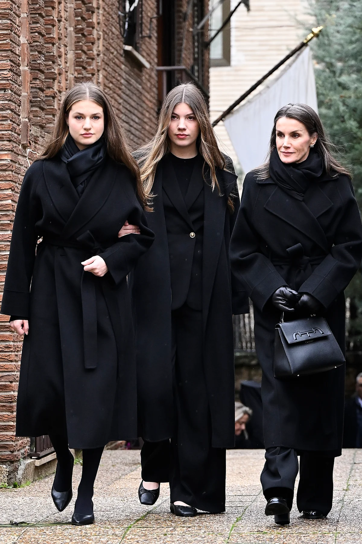 左からレオノール王女、ソフィア王女、レティシア王妃