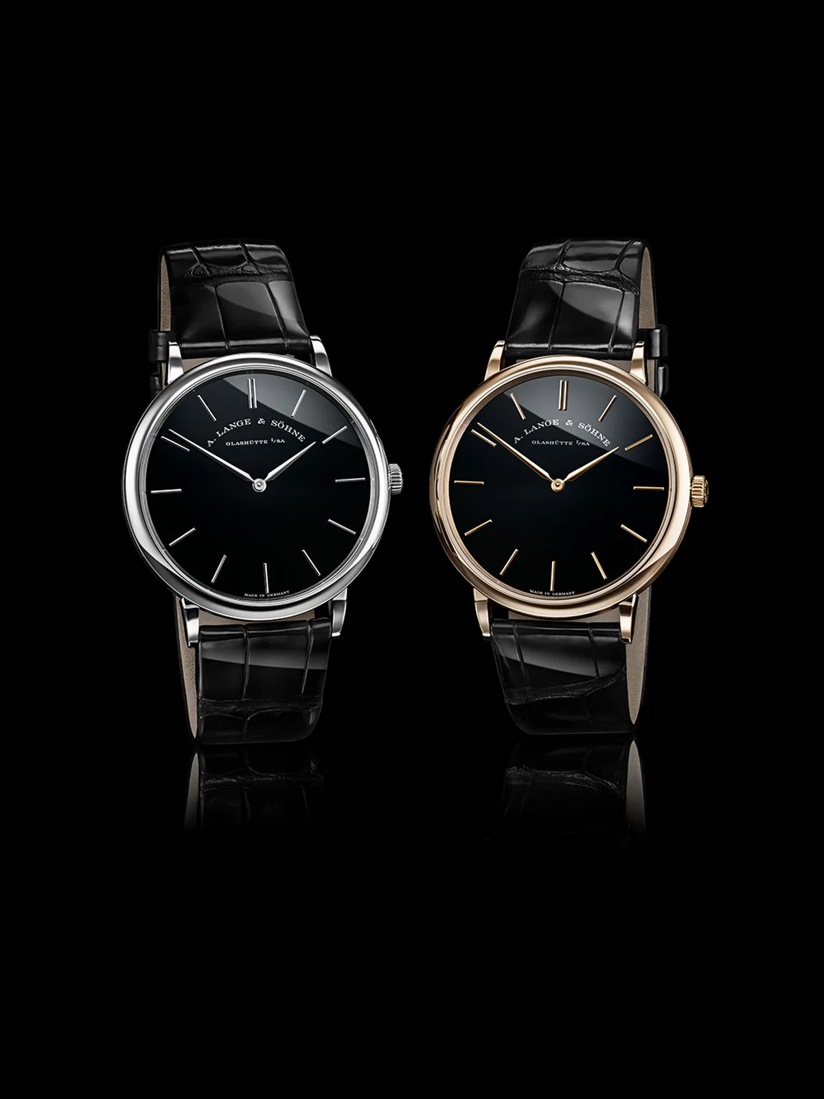 （左から）「サクソニア・フラッハ」ウォッチ〈Pt950、オニキス、自動巻、ケース径40mm〉¥価格、同ウォッチ〈ハニーゴールド®750、オニキス、自動巻、ケース径40mm〉¥価格 ※各200本限定