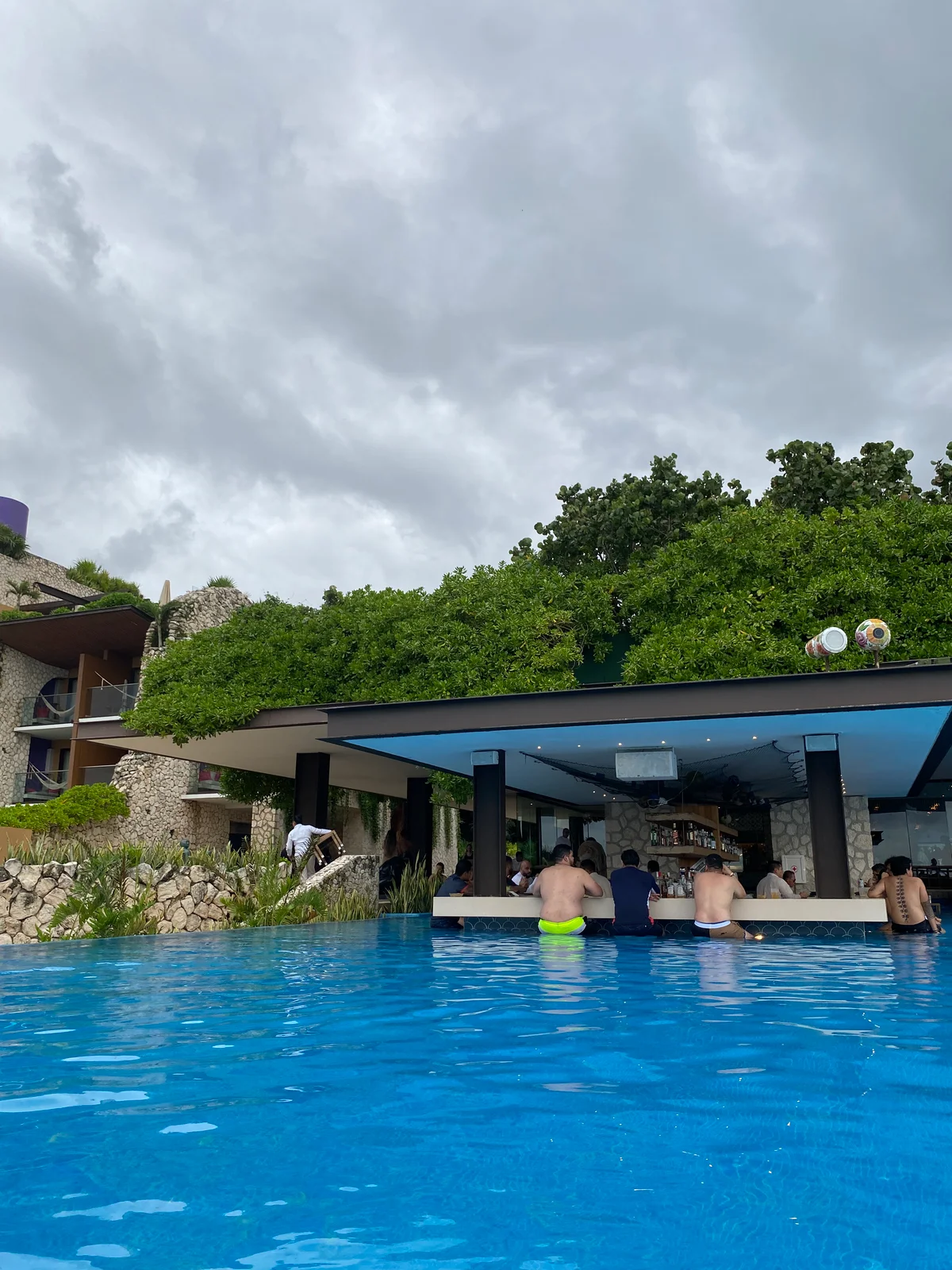 プールの中にあるバー、PISCINA PRINCIPALの様子
