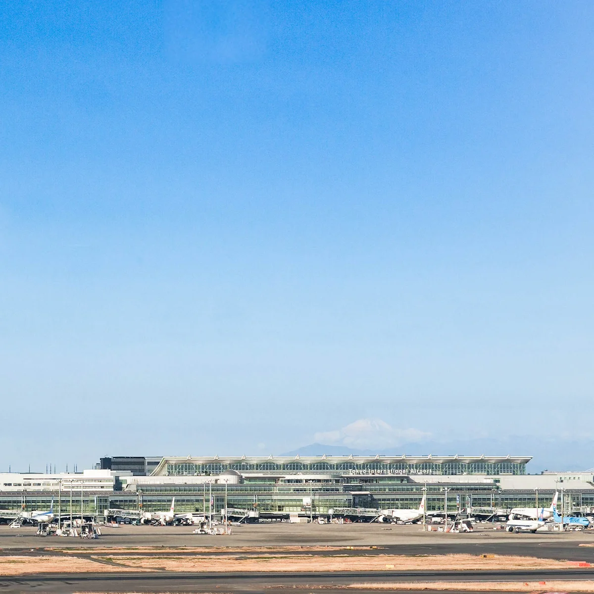 羽田空港第３ターミナル越しに富士山