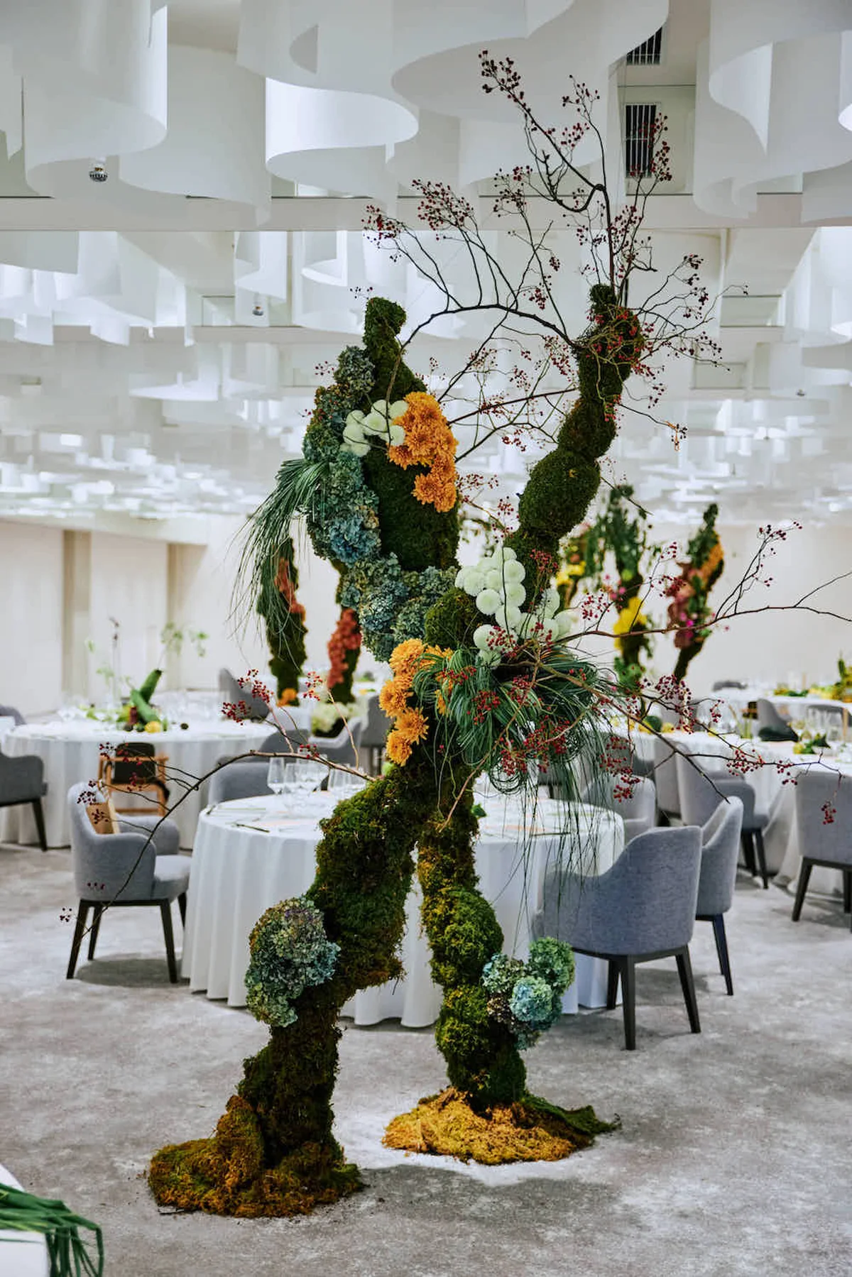 八芳園のパーティ会場「クラブフロア」。「農園」をテーマにした装花で会場を作り上げた。