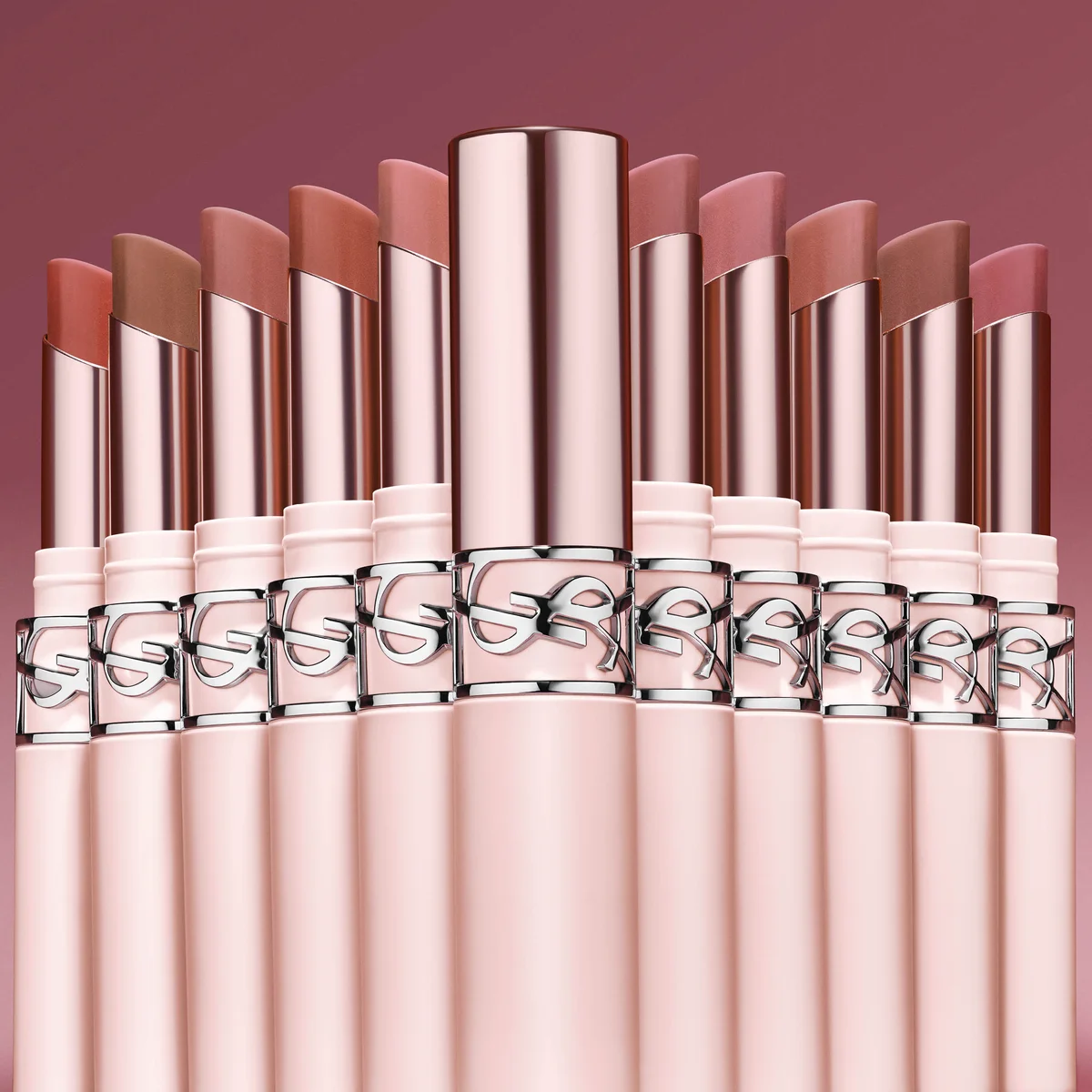 纏う人自身の凛とした強さと、センシュアルな印象を引き出すシックなカラー。