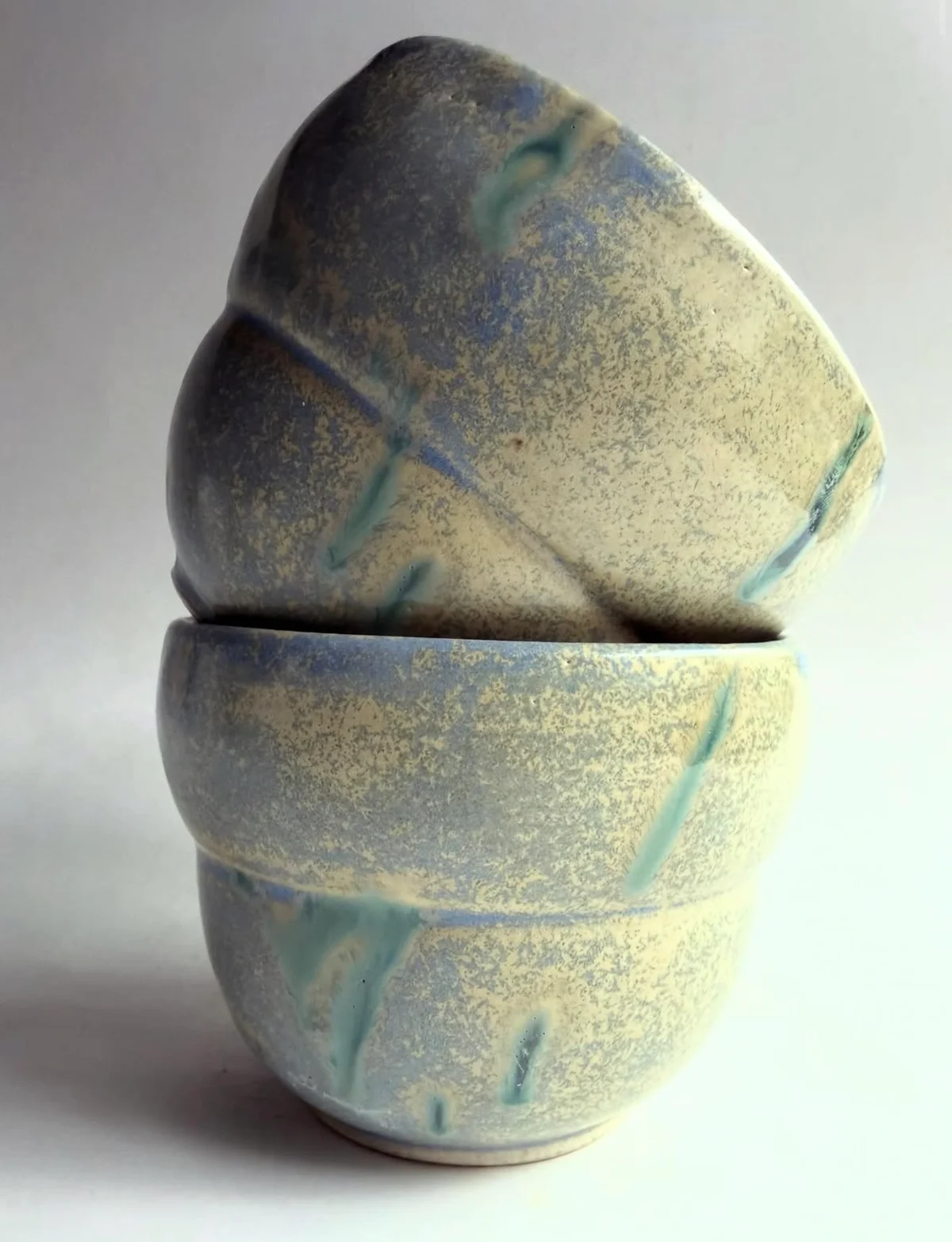 陶芸作家としても活躍する山野邉彩美さんの作品は、色使いが特徴