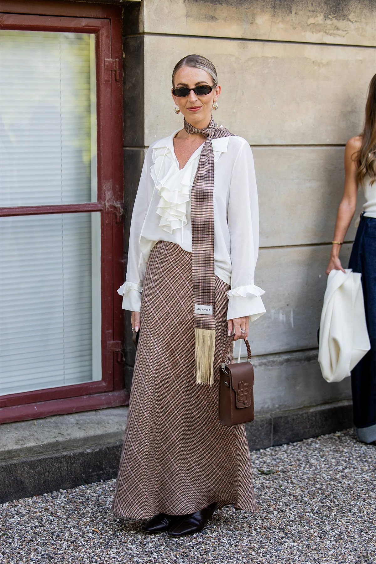 チェック柄のロングスカートを着用したスナップ