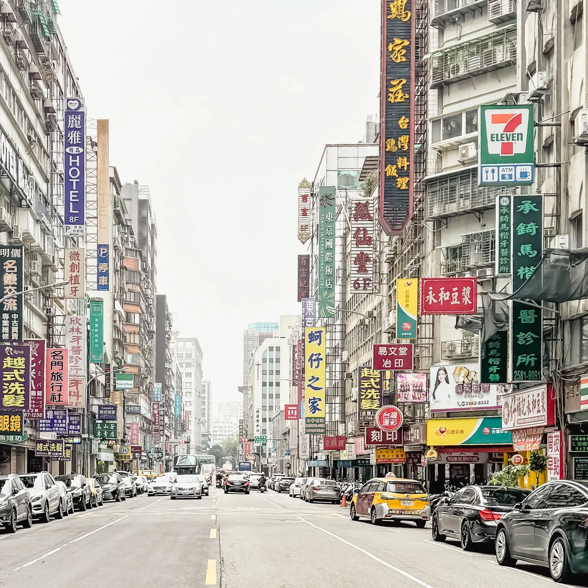 台北民生東路、台湾の縦型の看板がびっしりの光景