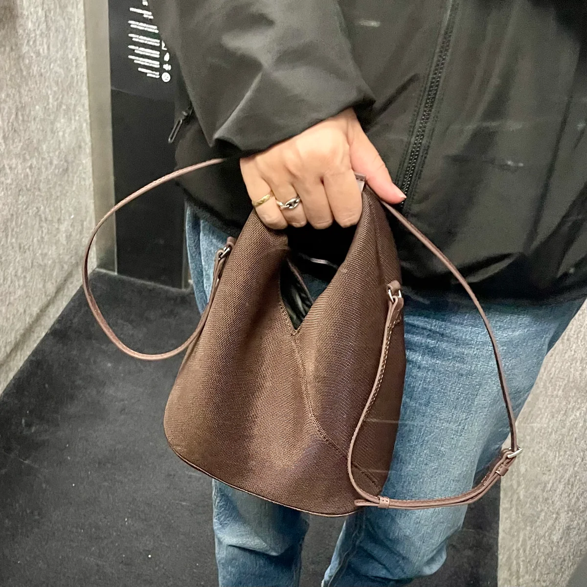 エムエム６ メゾン マルジェラのジャパニーズバッグ クロスボディを持っている写真