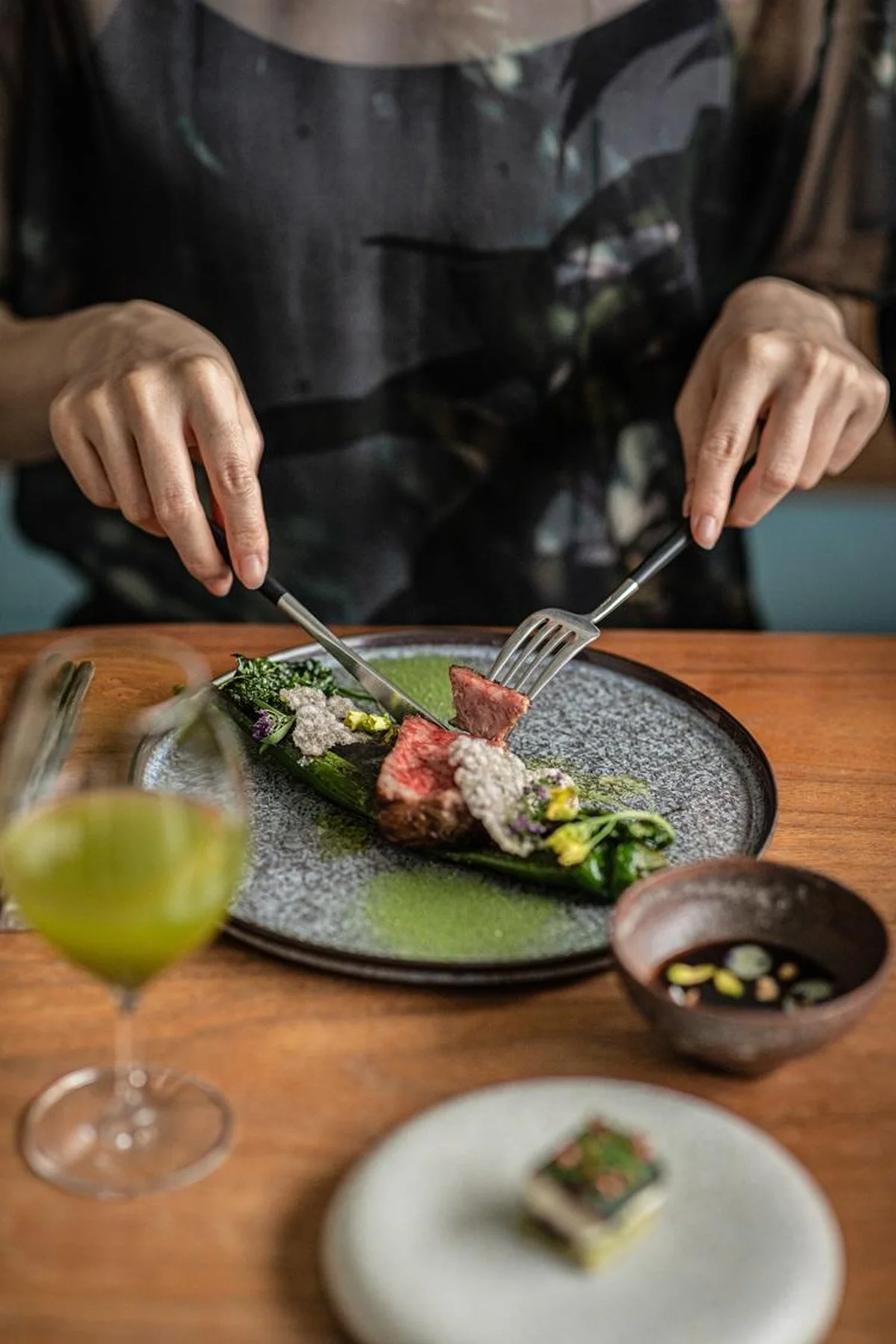 横浜【クレイジー グランメゾン】。ペアリングドリンクとともに味わう一皿。新鮮な食体験が記憶に刻まれる