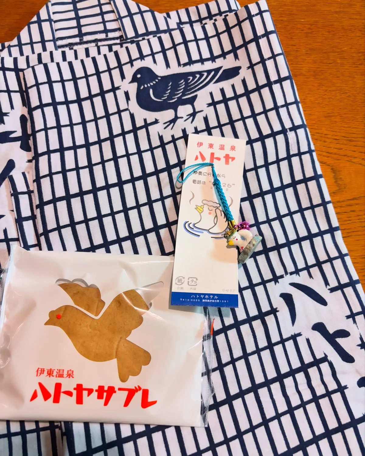伊東のハトヤホテル、館内で着る浴衣にもハトが！ 湯に入ったハトのキーホルダーは、売店で購入しました。