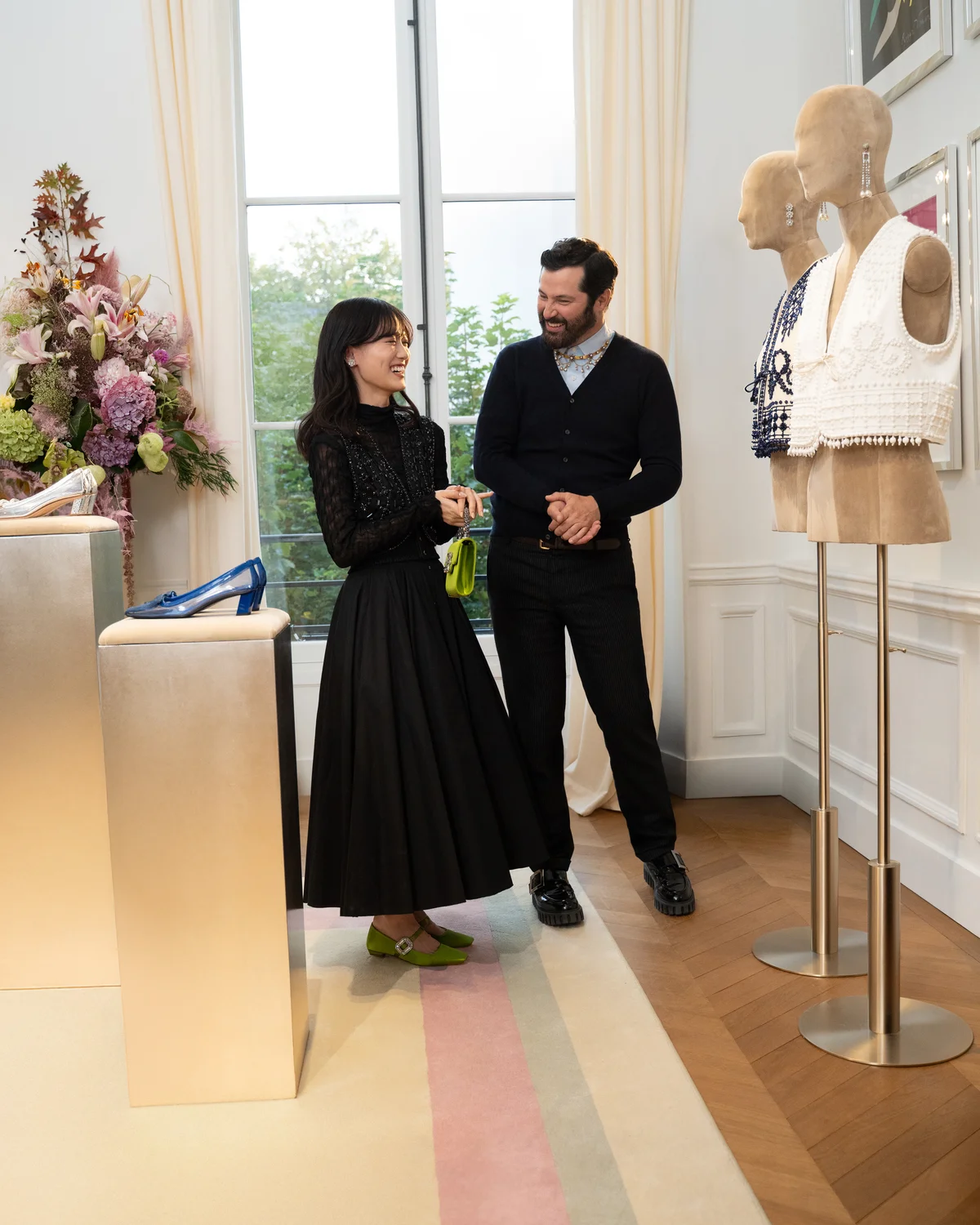 「メゾン ヴィヴィエ」にて、山下美月とゲラルド・フェローニ