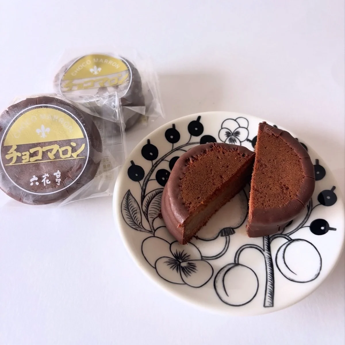 六花亭のチョコマロン。ラム酒入りの栗餡をココアの入ったビスケットでサンド。