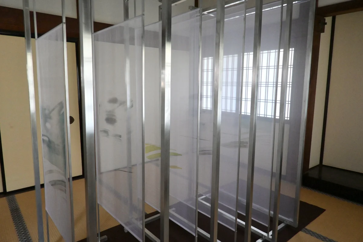 京都の両足院で開催中の展覧会「VACIO Senko no Ku」の展示風景。ひとつの像のように見えて、空間を進むと分解されていく。