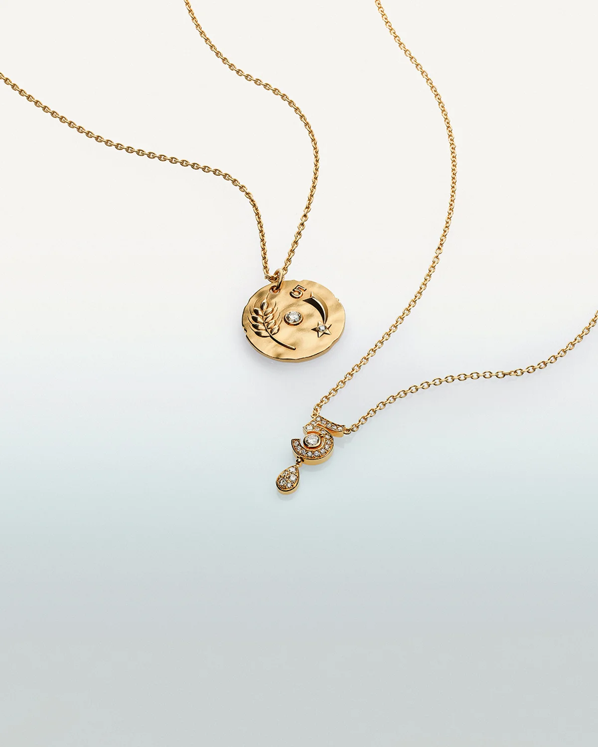 （左から）「チャンス ドゥ シャネル」ネックレス〈YG、ダイヤモンド〉¥1,122,000、「コレクション N°5」ネックレス〈YG、ダイヤモンド〉¥1,496,000