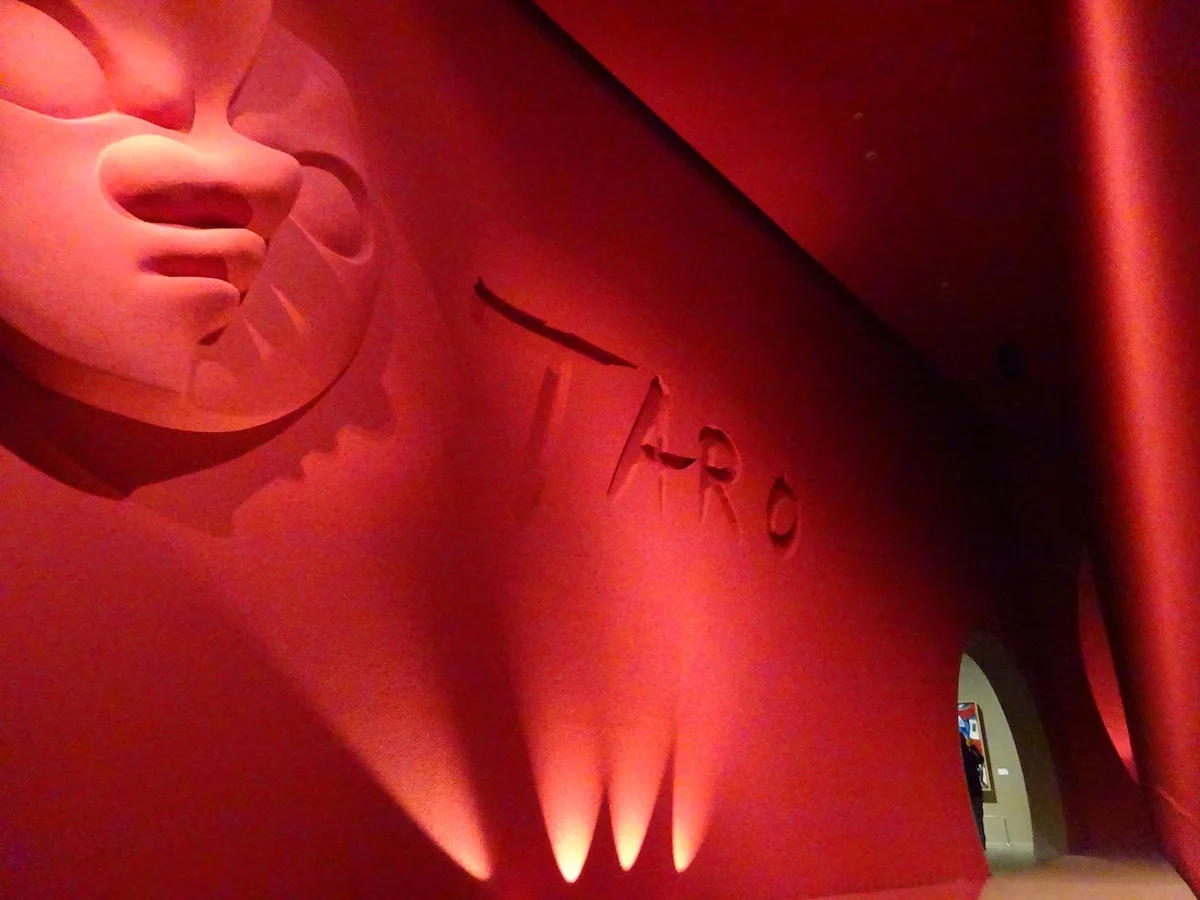 川崎市岡本太郎美術館、赤へのオマージュ