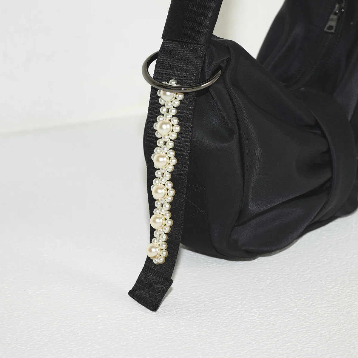 シモーン・ロシャ リボンバッグ寄りの写真