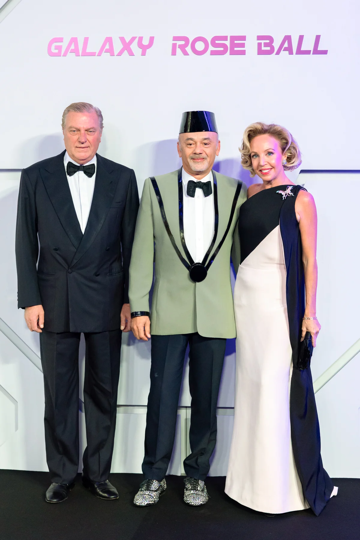 「ローズ・ボール2026」でシチリア・ブルボン王家ならびに両シチリア王国の王位継承者、カルロ公と妻カミラ公女がクリスチャン・ルブタンと記念撮影