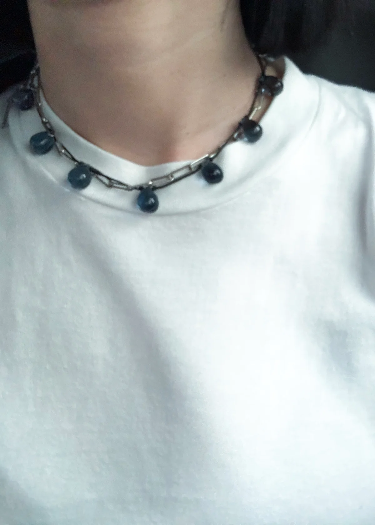 sisijoiaのネックレスを重ね付けした様子