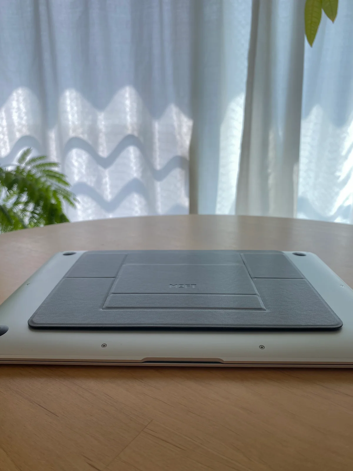 MOFTの超薄型ノートパソコンスタンドをMac Book Airに貼り付けた厚みを伝える写真