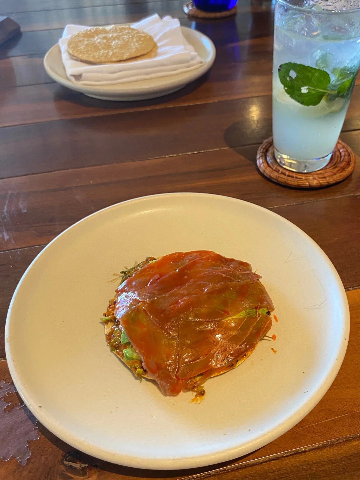 arenalで食べられる、カリカリになったトルティーヤにマグロが乗ったもの
