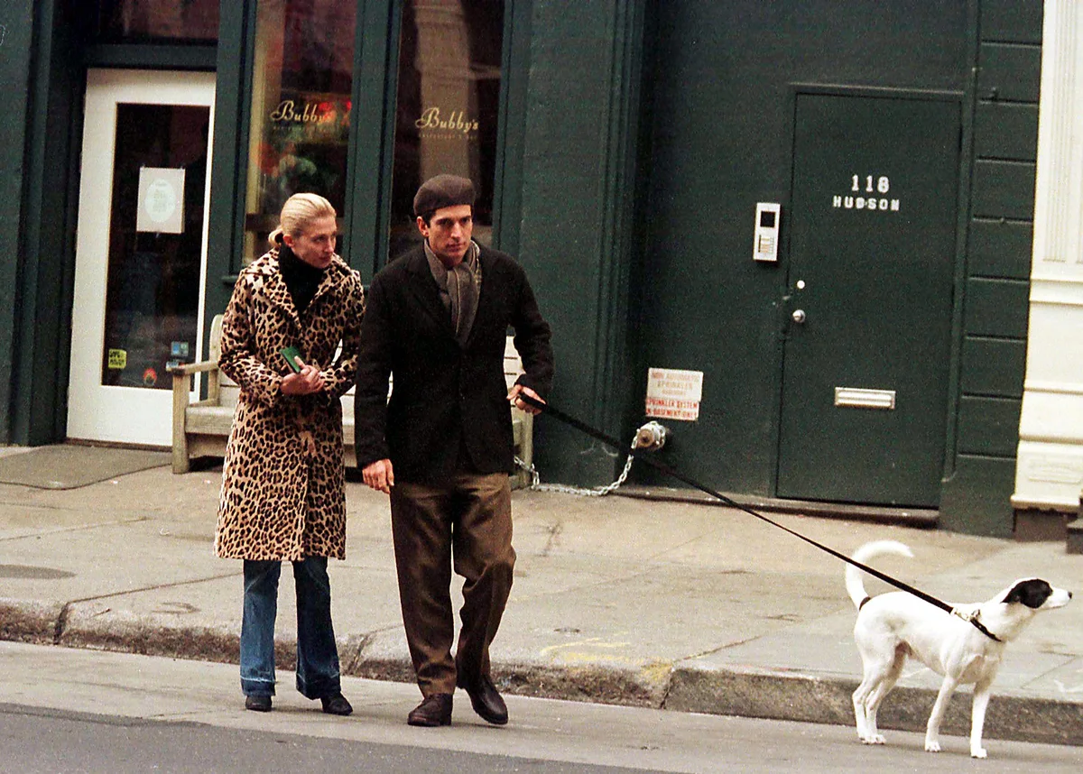 レオパード柄コートをまとい、夫ジョン・F・ケネディ・ジュニアと愛犬の散歩中のキャロリン・ベセット＝ケネディ