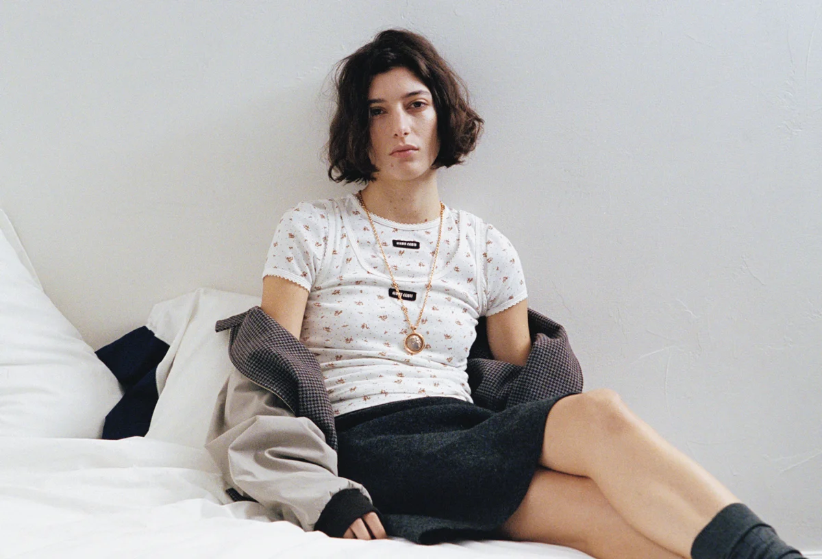 ブルガリのネックレス「モネーテ」を着用したモデル