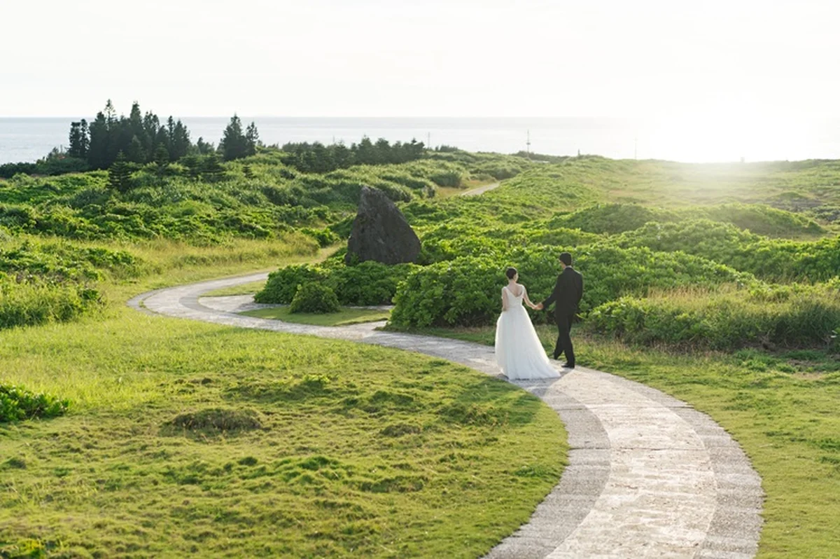 沖縄の雄大な自然ロケーションで行うフォトウェディングを提供する