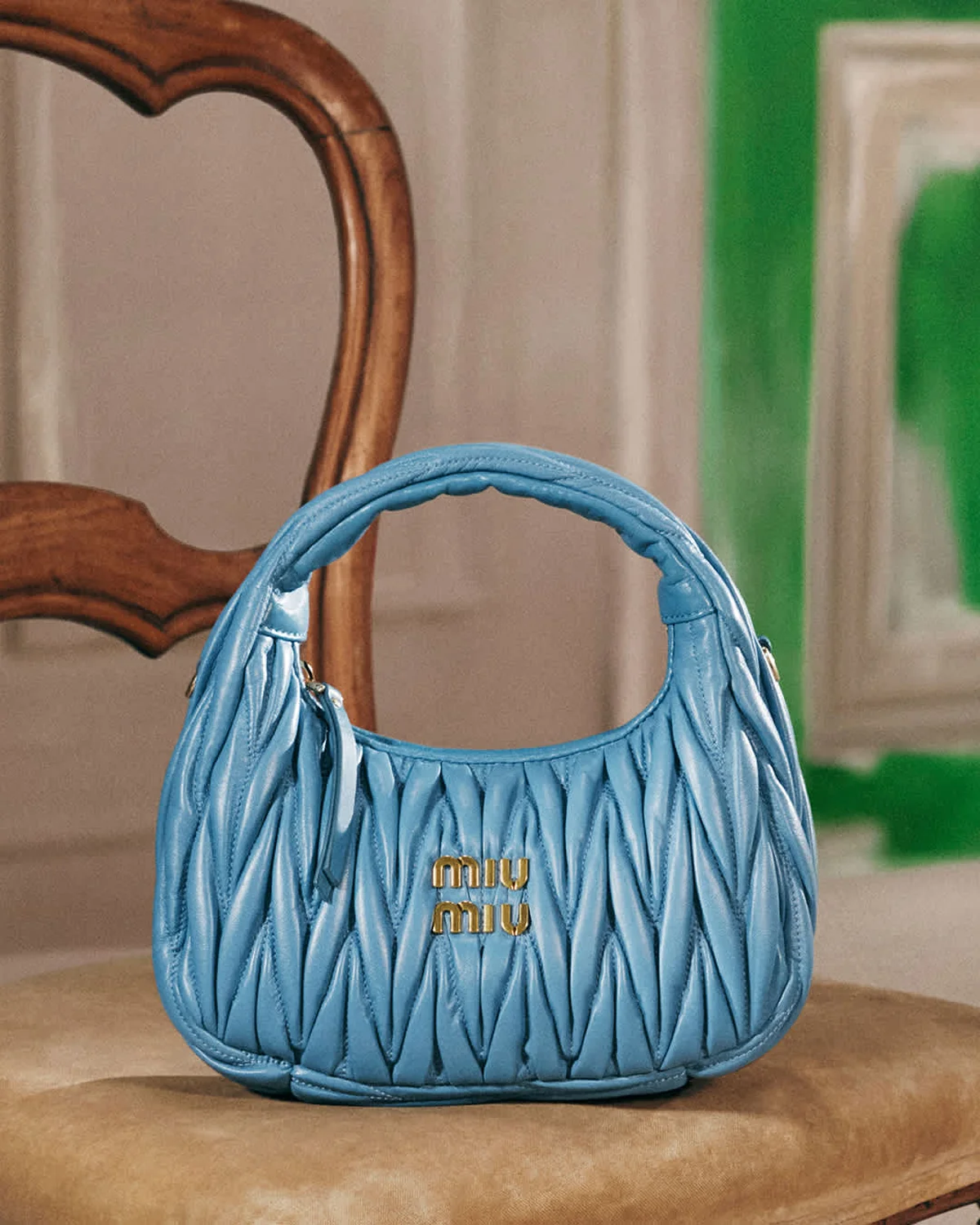 ミュウミュウの2026年レザーグッズ広告キャンペーンビジュアルのバッグ「ワンダー マテラッセレザー ホーボーバッグ」の画像