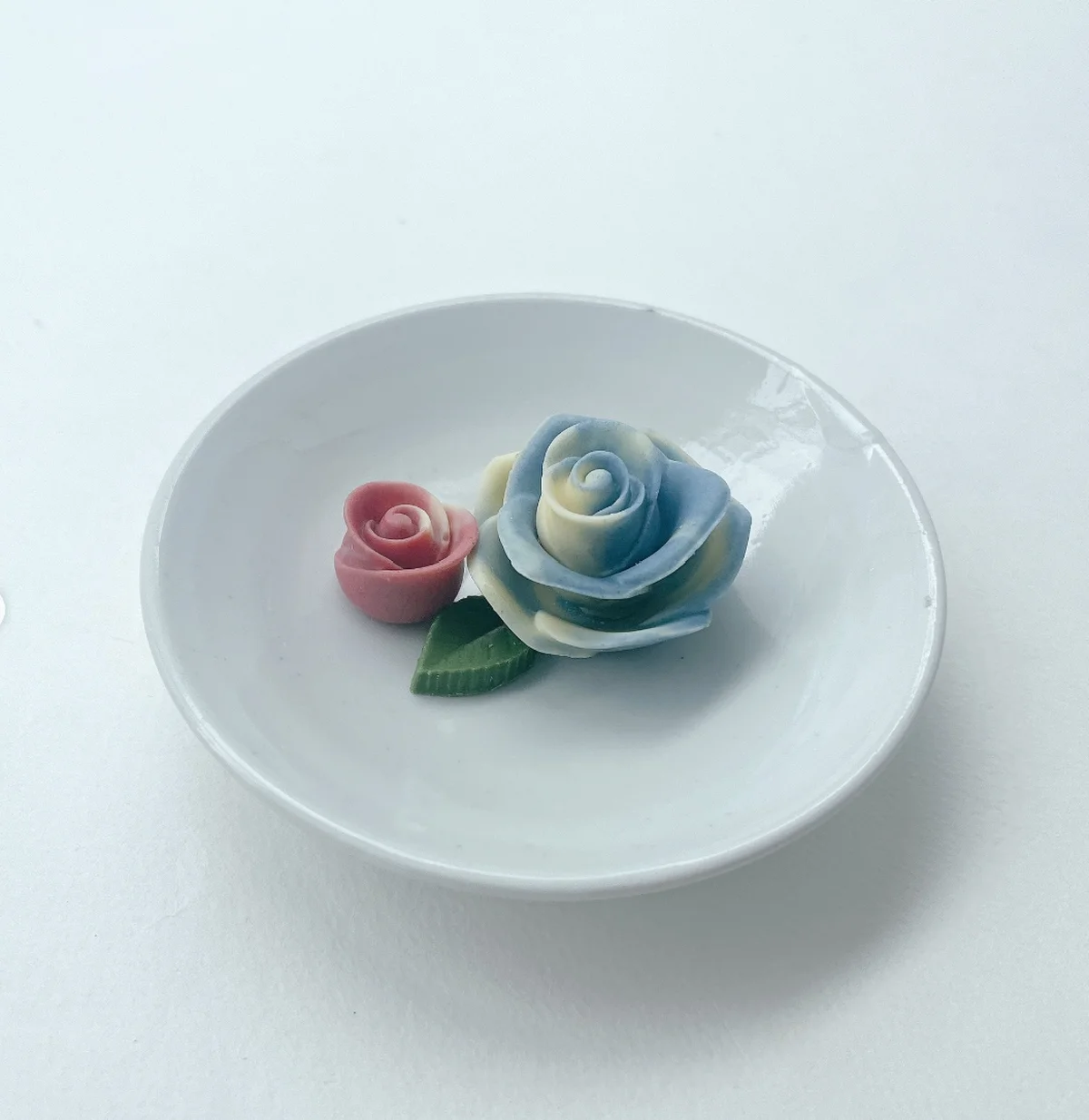 花びら一枚一枚繊細に作られたバラのチョコレートにうっとり。 色合いも美しく、こちらはリナブルーマーブルの薔薇に、イチゴマーブルのつぼみ。