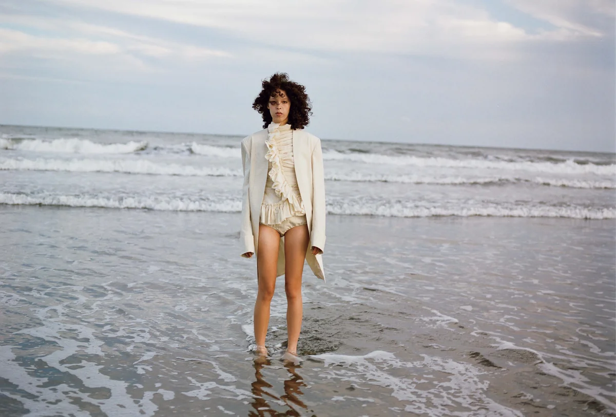 コート(参考商品)・トップス¥214,500・パンツ¥56,100/ドリス ヴァン ノッテン