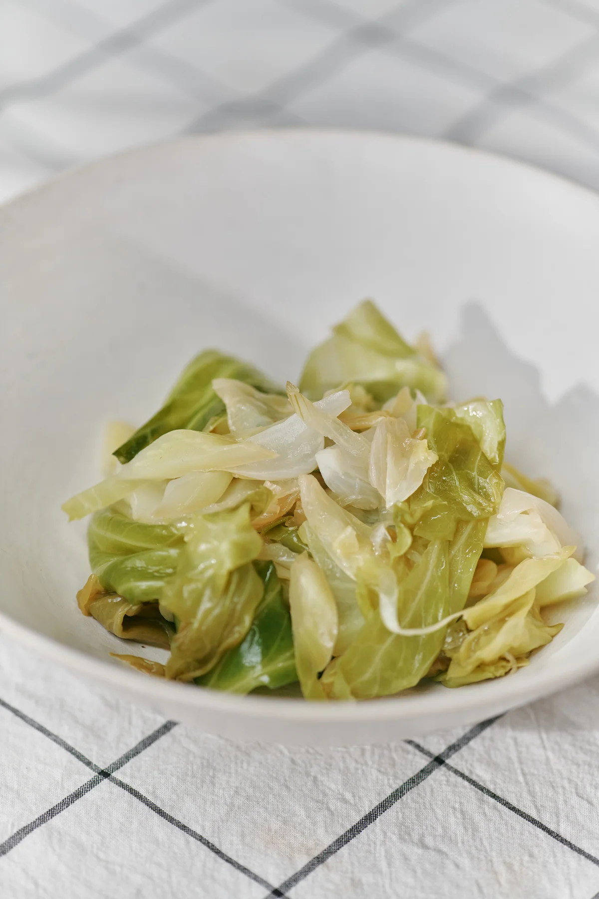 【作り置き】春キャベツと新玉ねぎの蒸し煮