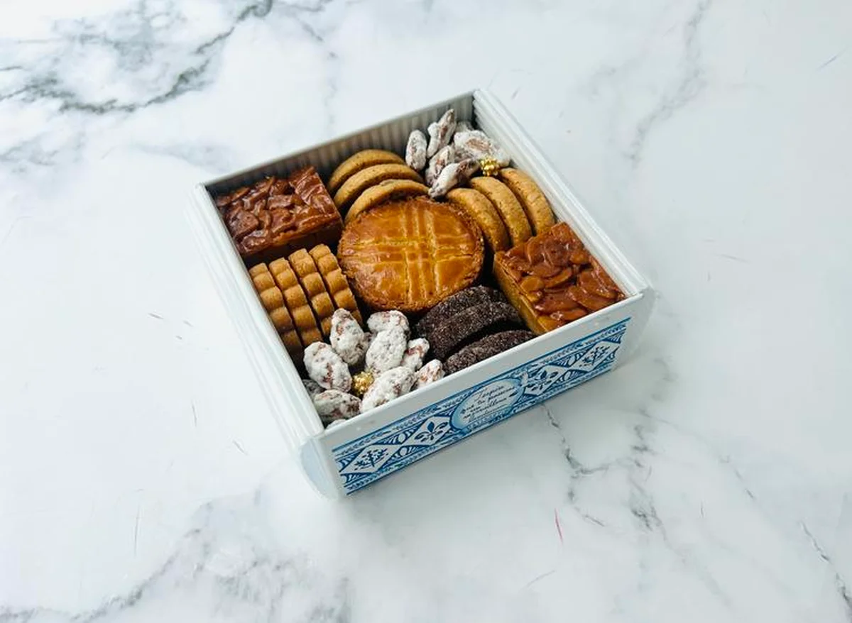 ブルディガラ トーキョーの限定、焼菓子詰め合わせ缶 ￥2,980　広尾本店の人気サブレなど全8種を詰め合わせ