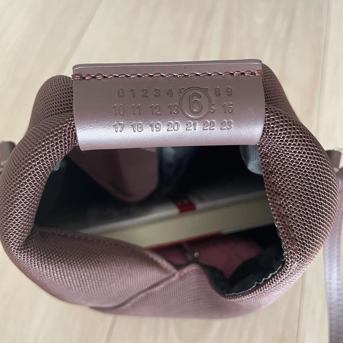 エムエム６ メゾン マルジェラのメッシュクロスボディのロゴの写真