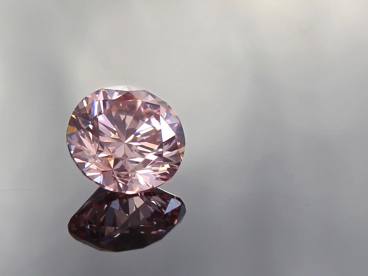 天然のピンクダイヤモンドは、地球が生み出す宝石の中で最も希少な宝石のひとつ。