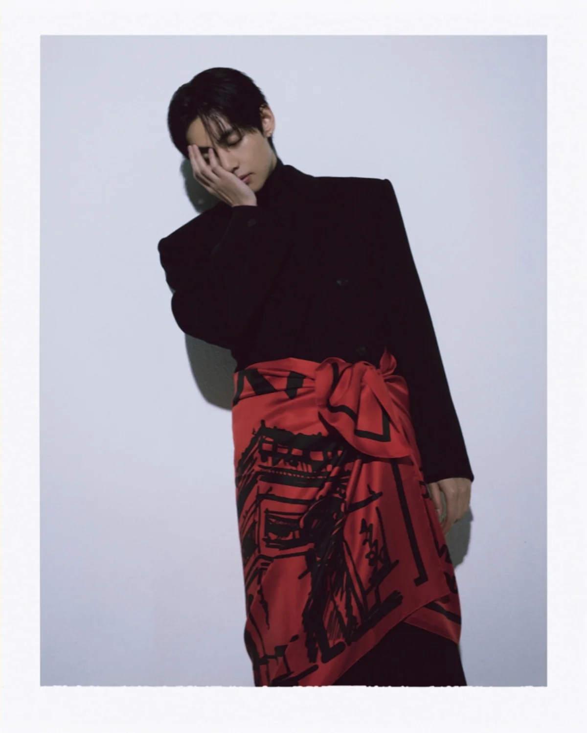 CELINE 26-27年秋冬コレクションのプレシューティングに参加したBTSのV