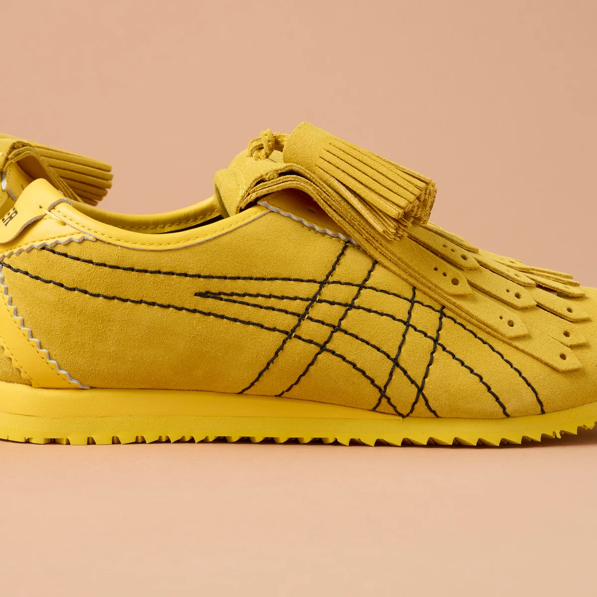 オニツカタイガーのスニーカー、「メキシコ 66 フリンジ」のソールとサイドにあしらわれたクラフト感のあるステッチ