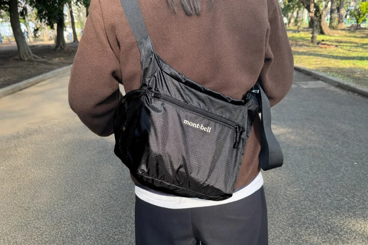 モンベルのポケッタブル ライトショルダーのSサイズの着用写真