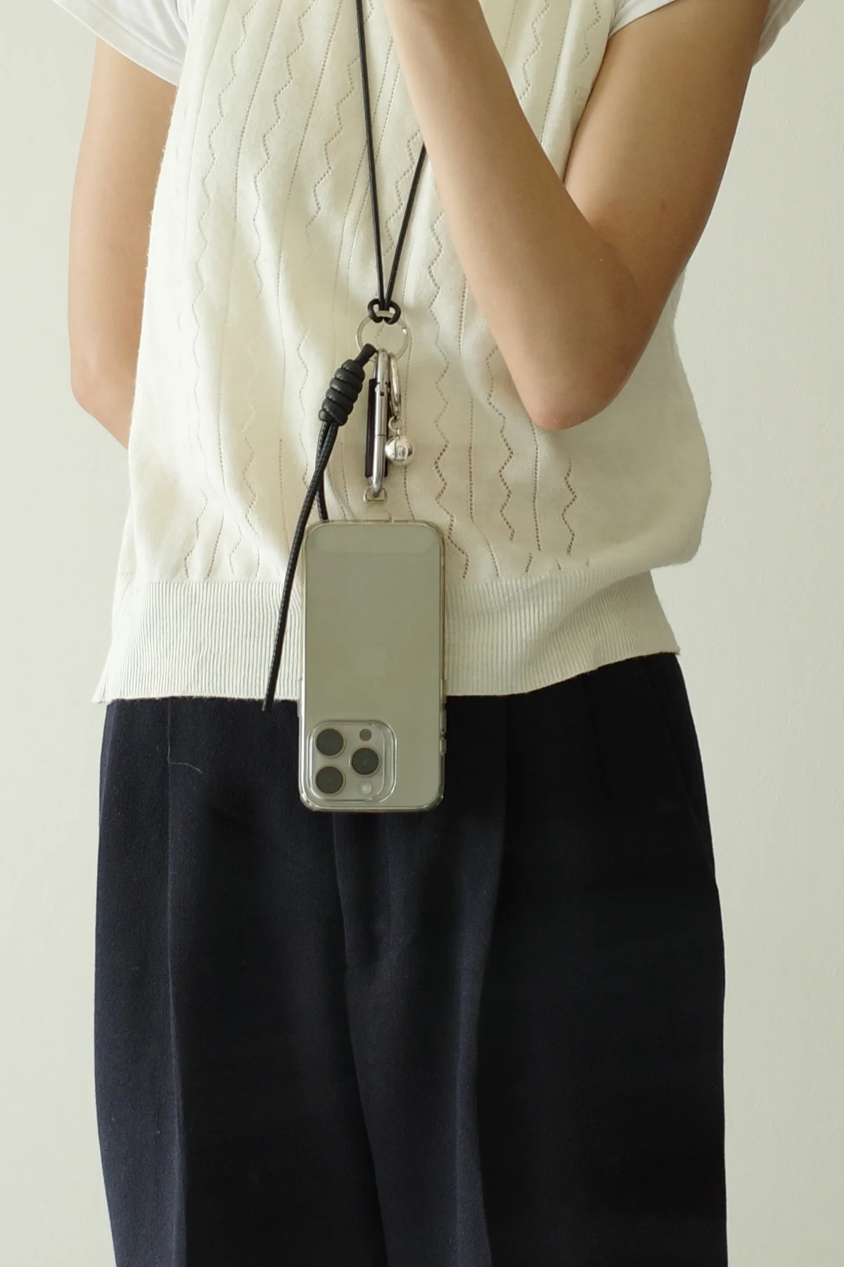 loroのsphere key charm 01 首からかけたところ